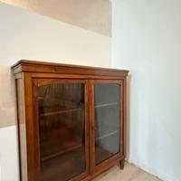 Cristalliera in lengo con ante in vetro