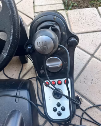 Volante con pedaliera e cambio da corsa Logitech G