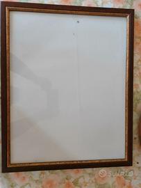 Cornice in legno color noce e profilo oro 40x50