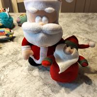 due peluche babbo natale e folletto 