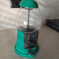 Distributore caramelle vintage in metallo e vetro