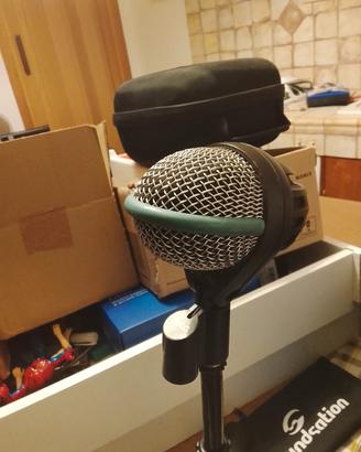 AKG D112