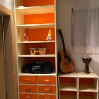 Libreria in legno laccato avorio e arancio