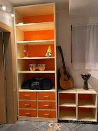 Libreria in legno laccato avorio e arancio