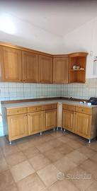 Cucina componibile in legno con lavello e cappa