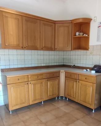 Cucina componibile in legno con lavello e cappa