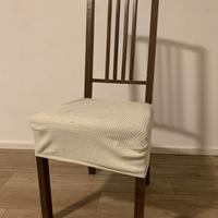 Sedia IKEA in legno scuro con schienale a doghe