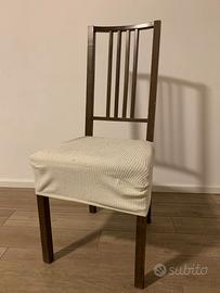 Sedia IKEA in legno scuro con schienale a doghe