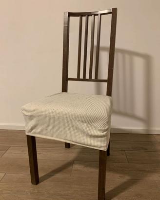 Sedia IKEA in legno scuro con schienale a doghe