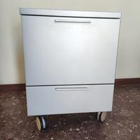 Cassettiera di design argento con ruote