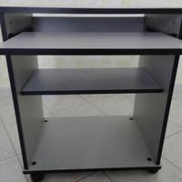 Scrivania porta pc con ruote e ripiano estraibile