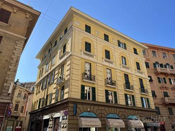 Appartamento di 154 m² con più di 5 locali a Genov