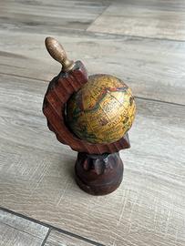 Piccolo Mappamondo vintage in carta