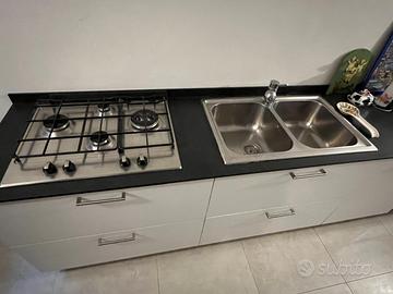 Cucina artigianale completa con elettrodomestici
