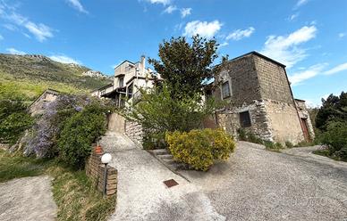 Borgo rurale con 5 unità immobiliari e 13.000 mq d
