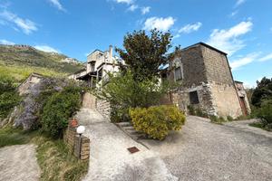 Borgo rurale con 5 unità immobiliari e 13.000 mq d