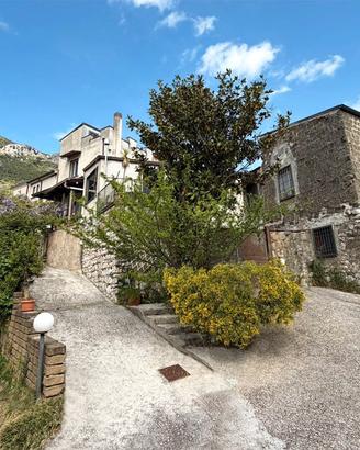 Borgo rurale con 5 unità immobiliari e 13.000 mq d