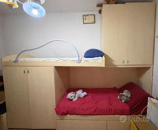 Cameretta a soppalco colore legno naturale