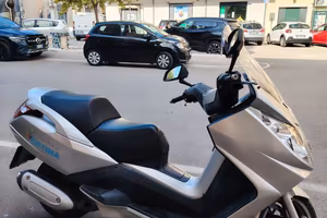 Peugeot satelis 250 cc    15000 km   anno 2017
