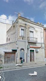 Casa indipendente garage e locale commerciale