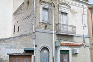 Casa indipendente garage e locale commerciale