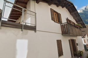 Immobile su tre livelli , garage e posto auto