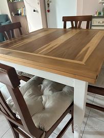 Tavolo con sedie in legno massello