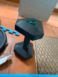vari attrezzi da palestra