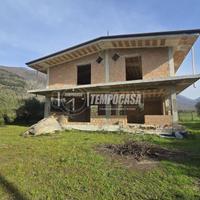 Avella - Soluzione grezza con ampio spazio esterno