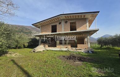 Avella - Soluzione grezza con ampio spazio esterno