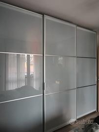 Armadio con ante scorrevoli