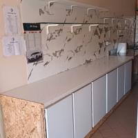 scaffalatura completa di frigo lavello e bancone