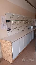 scaffalatura completa di frigo lavello e bancone