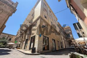 Rif.32461704-9- attivita'/lic.commerciale siracus