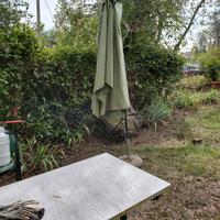 tavolo e ombrellone da giardino 