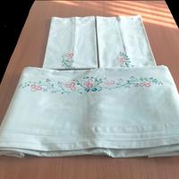 Lenzuolo bianco+ 2 federe Ricamo colorato a mano