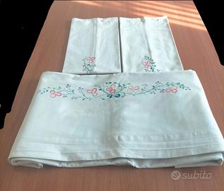 Lenzuolo bianco+ 2 federe Ricamo colorato a mano