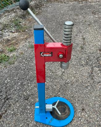 Tappatrice per tappi a corona