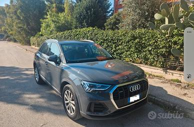 Q3 S tronic business advanced quattro 150 cv