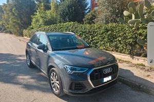 Q3 S tronic business advanced quattro 150 cv