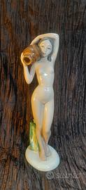 Statuina di giovane donna con orcio in ceramica It