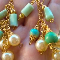 Orecchini con pietre.