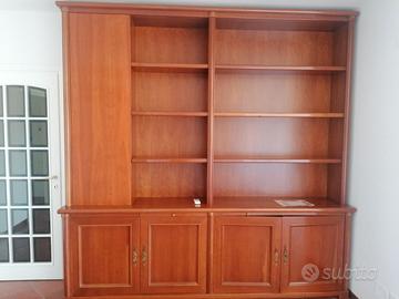 Ampia libreria, mobile lavabo , termosifoni