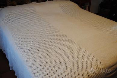 Coperta matrimoniale in lana all'uncinetto