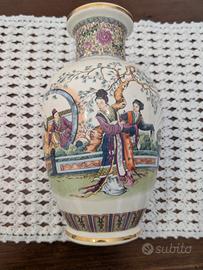 Vaso decorativo orientale in ceramica.