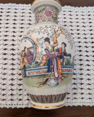 Vaso decorativo orientale in ceramica.