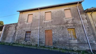 Casa da ristrutturare con giardino, garage e vista