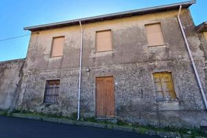 Casa da ristrutturare con giardino, garage e vista