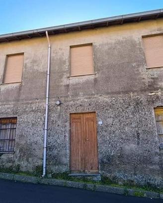 Casa da ristrutturare con giardino, garage e vista