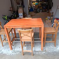 tavolo alto con sgabelli 